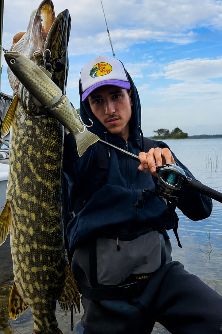 Pêche gros brochet pris au swimbait. pêche en eau douce, pêche en eau claire, pêche en grand lac